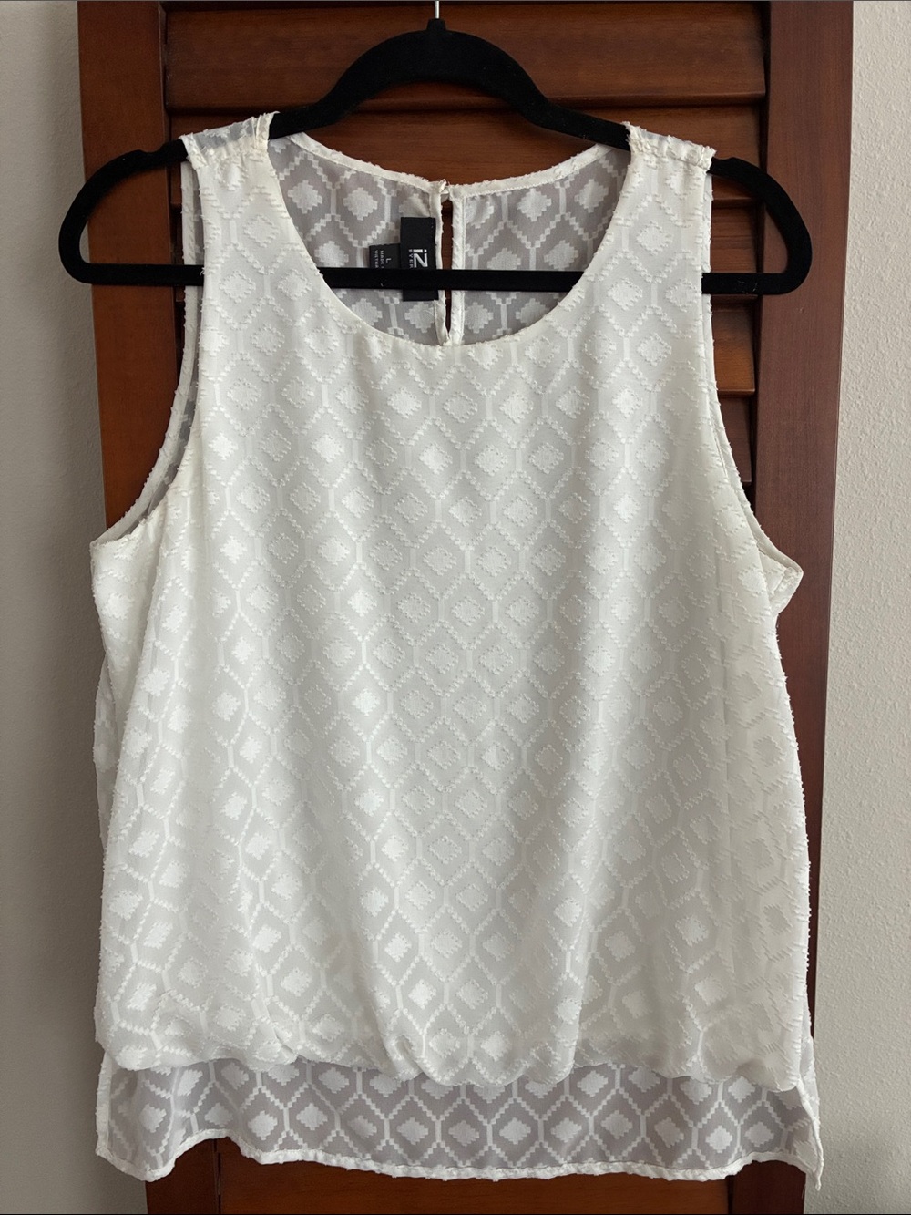Iz Byer Off White Textured Sleeveless Blouse